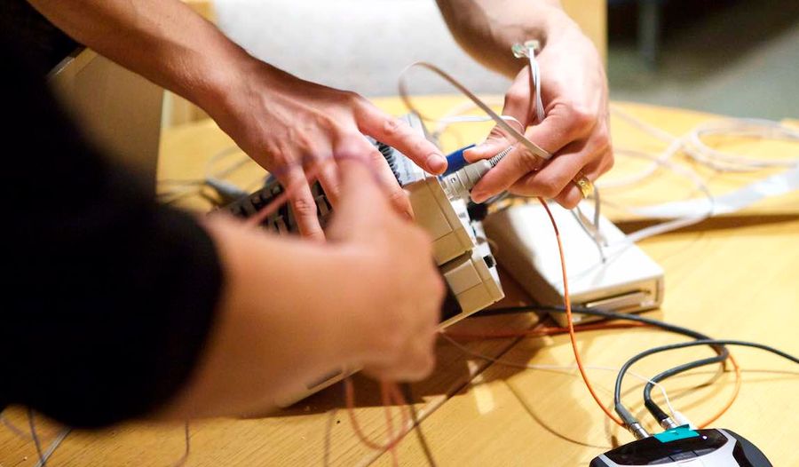 Research device being connected to ground
